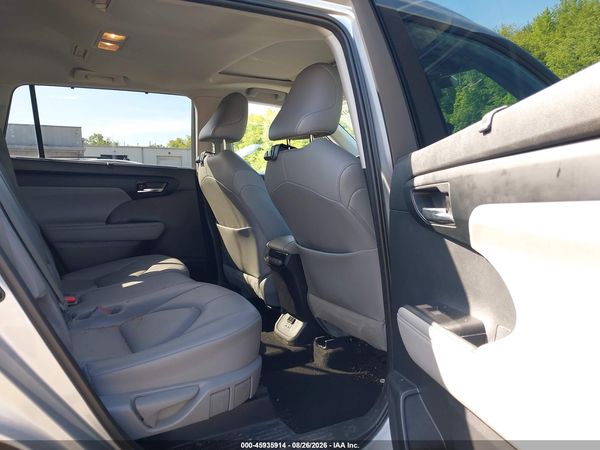 2021 TOYOTA HIGHLANDER XLE — I8