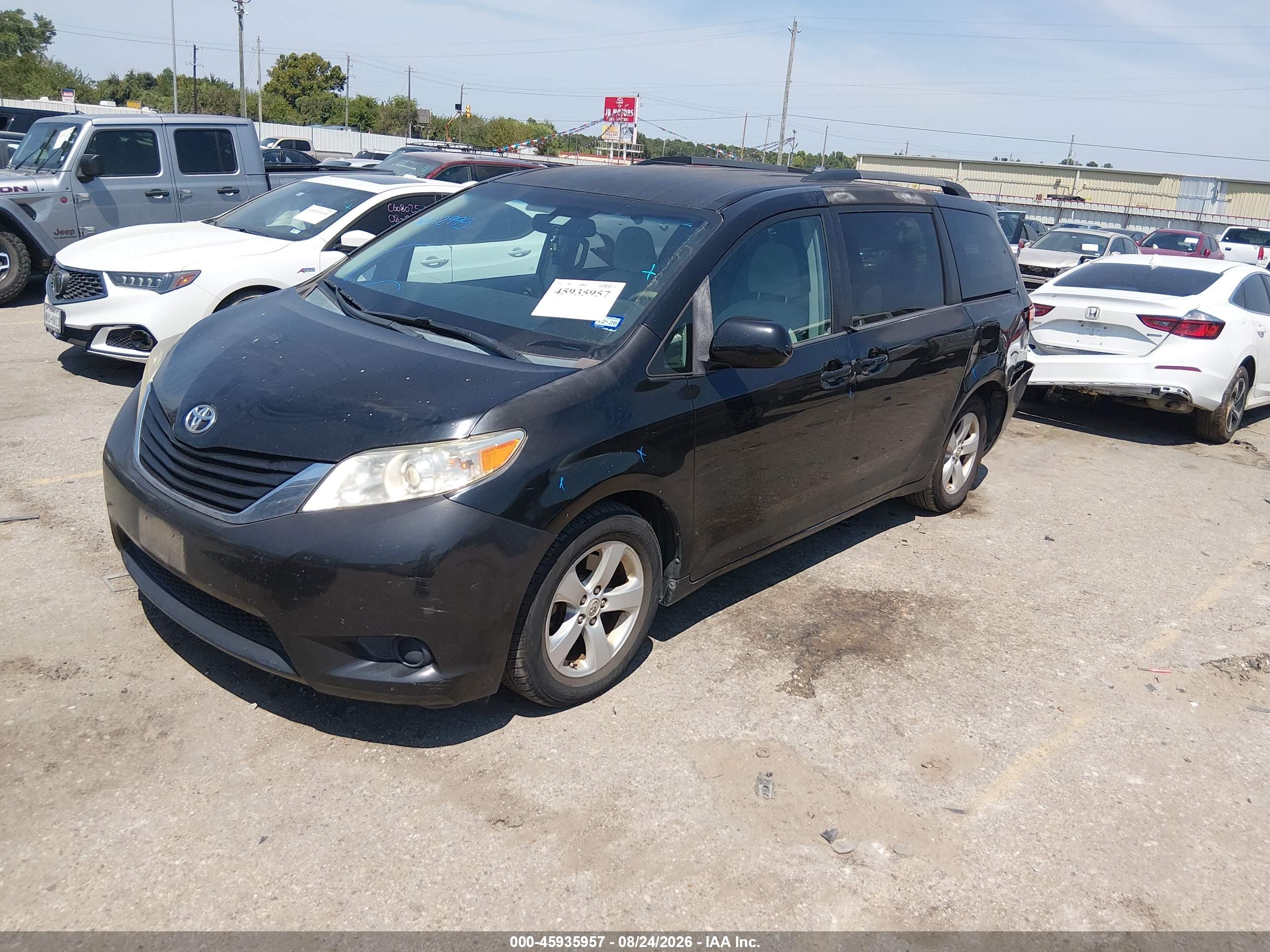 2014 TOYOTA SIENNA LE V6 8 PASSENGER — I2