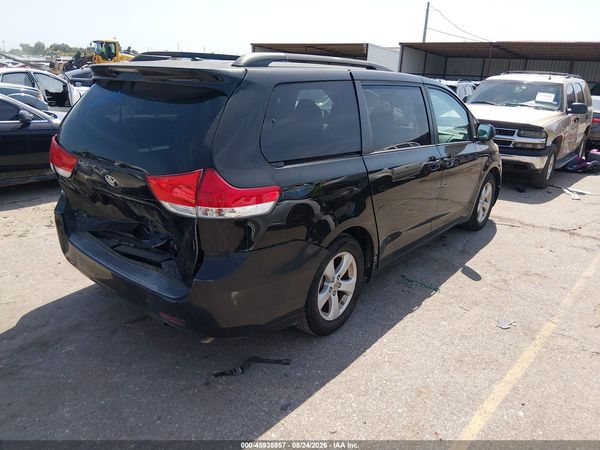 2014 TOYOTA SIENNA — I4