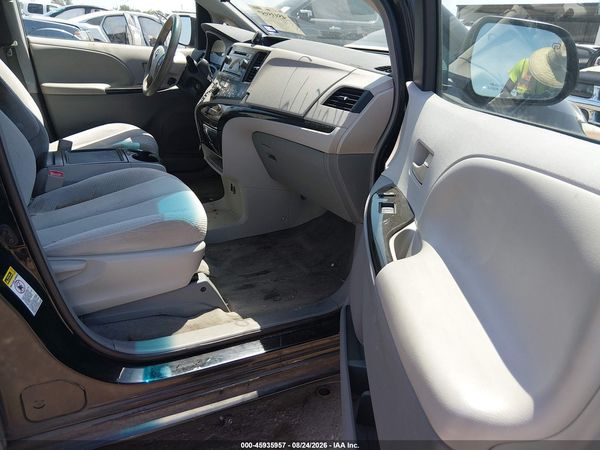 2014 TOYOTA SIENNA LE V6 8 PASSENGER — I5
