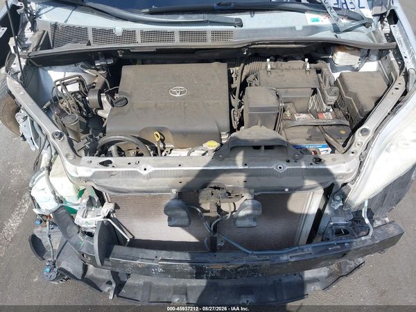 2014 TOYOTA SIENNA XLE V6 8 PASSENGER