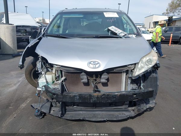 2014 TOYOTA SIENNA XLE V6 8 PASSENGER