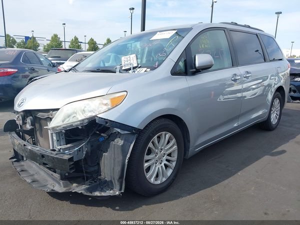 2014 TOYOTA SIENNA XLE V6 8 PASSENGER