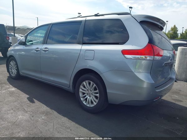 2014 TOYOTA SIENNA XLE V6 8 PASSENGER
