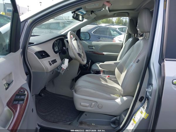 2014 TOYOTA SIENNA XLE V6 8 PASSENGER