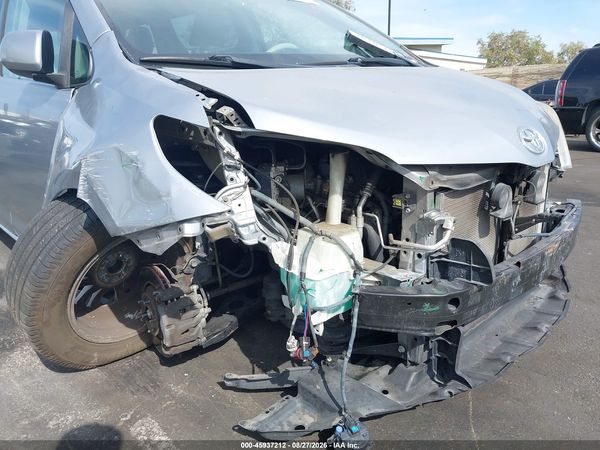 2014 TOYOTA SIENNA XLE V6 8 PASSENGER