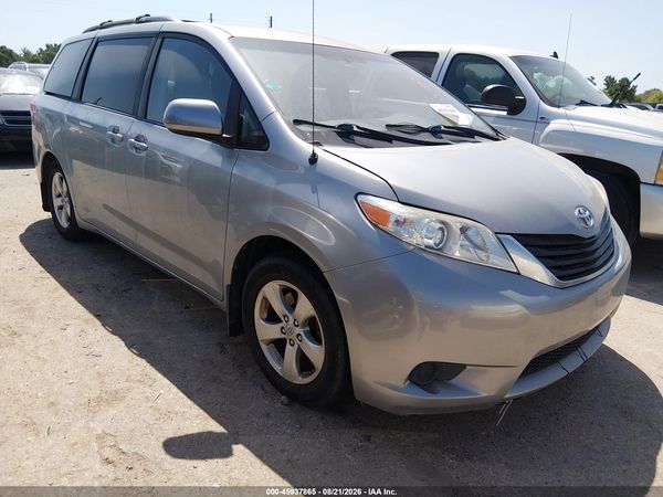 2014 TOYOTA SIENNA LE V6 8 PASSENGER