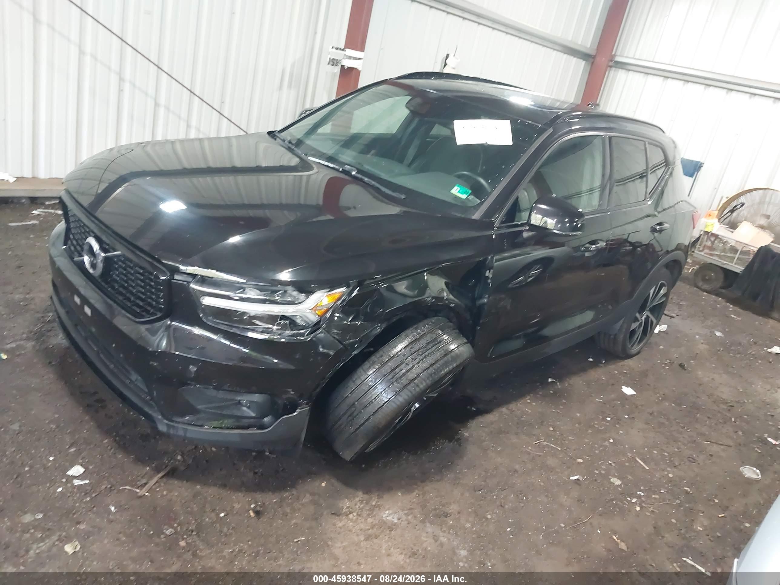 2022 VOLVO XC40 T4 R-DESIGN — I2