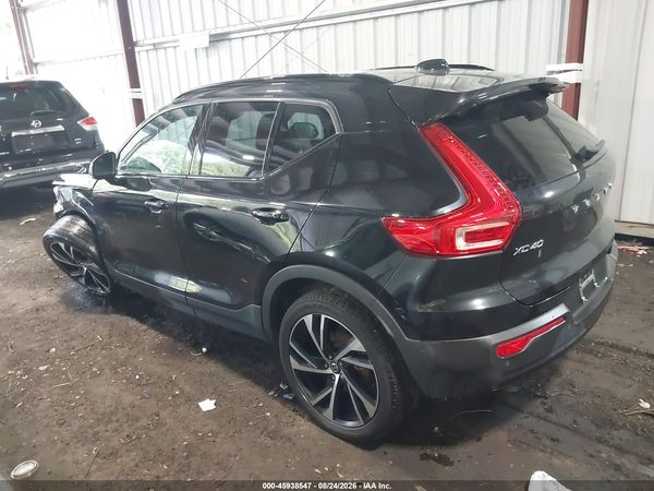 2022 VOLVO XC40 T4 R-DESIGN — I3