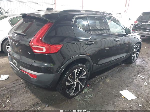 2022 VOLVO XC40 T4 R-DESIGN — I4