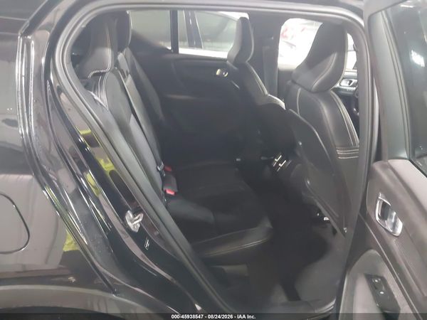 2022 VOLVO XC40 T4 R-DESIGN — I8