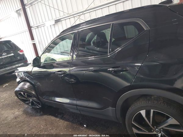 2022 VOLVO XC40 T4 R-DESIGN — I117