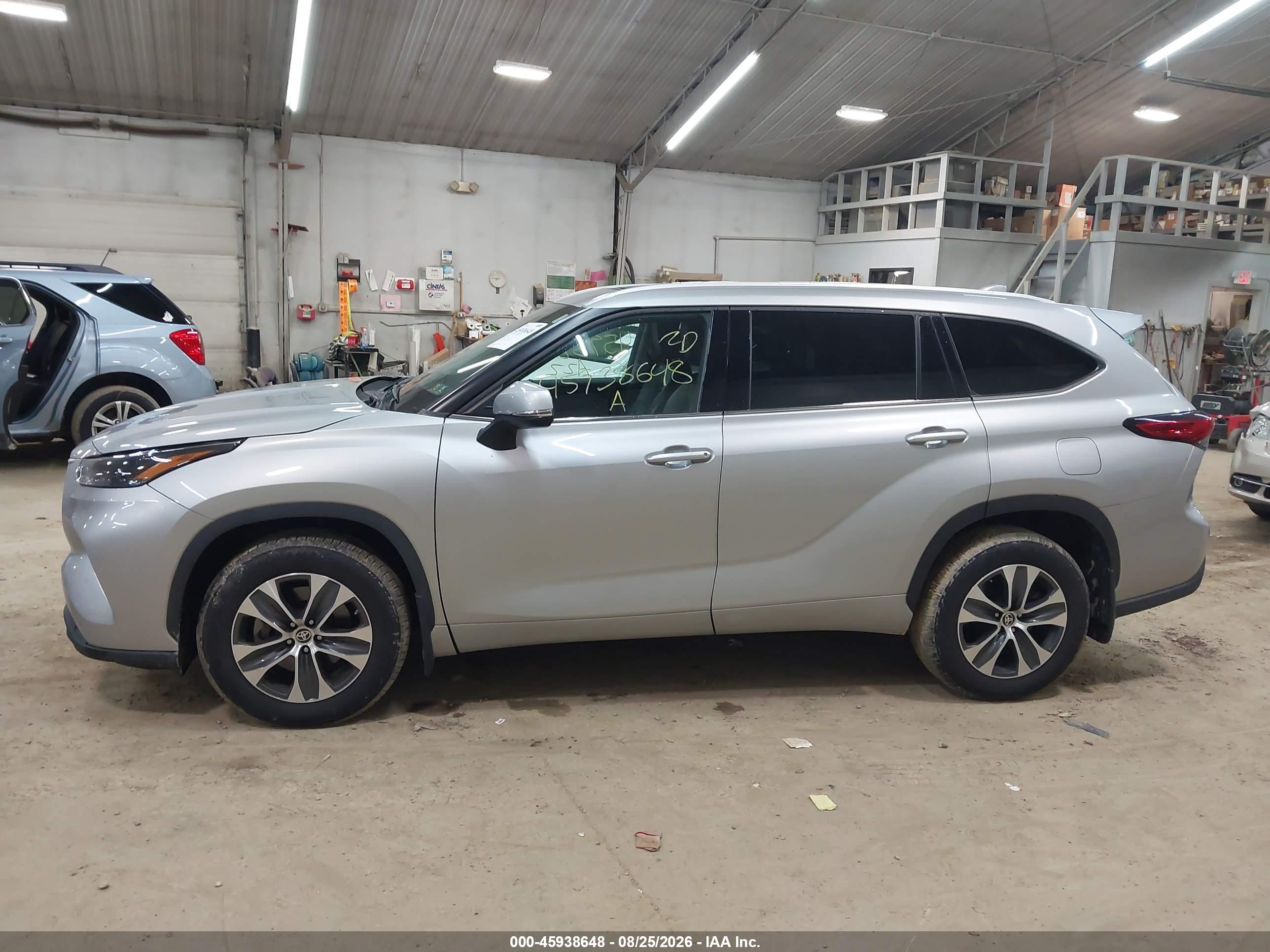 2022 TOYOTA HIGHLANDER XLE