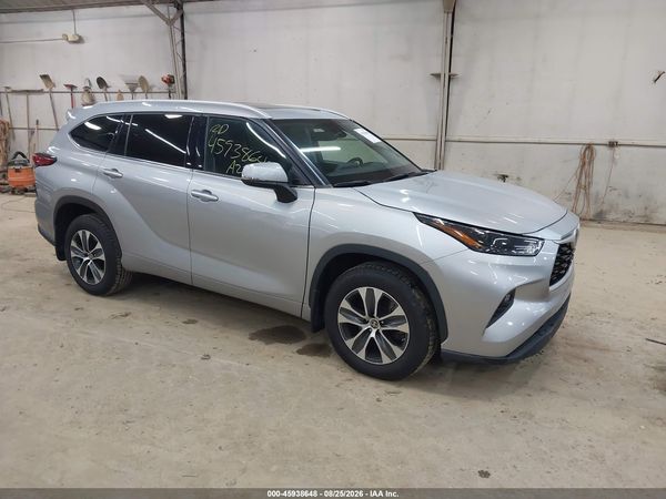 2022 TOYOTA HIGHLANDER XLE