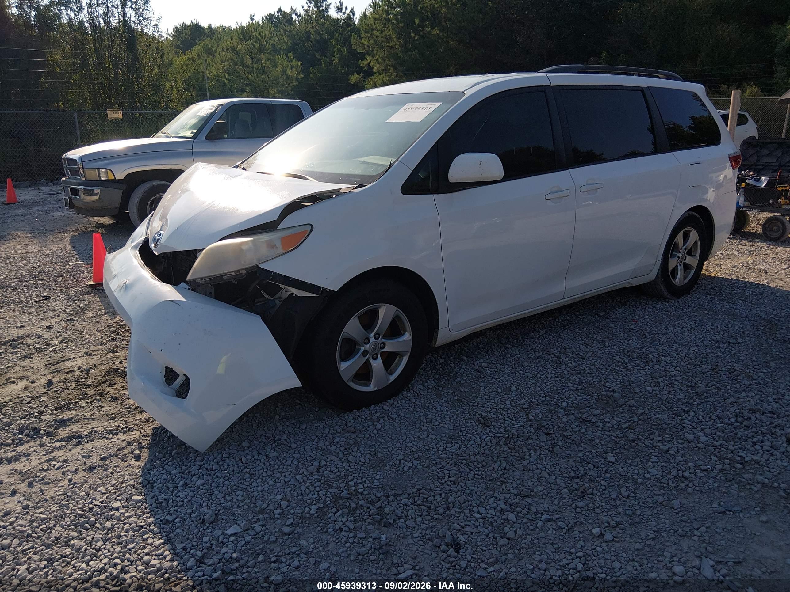 2015 TOYOTA SIENNA LE 8 PASSENGER — I2