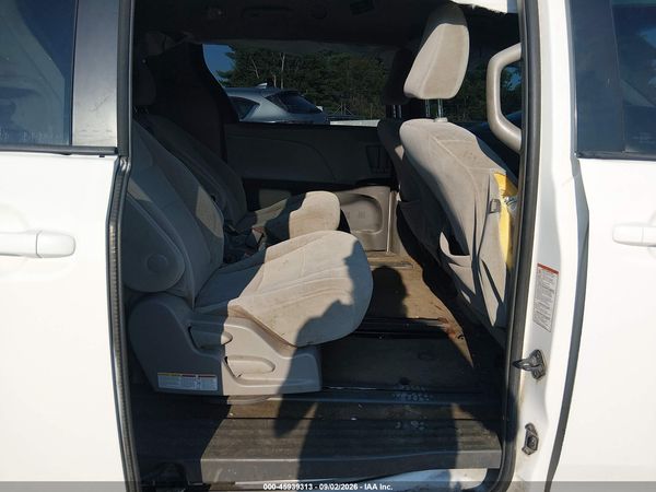 2015 TOYOTA SIENNA LE 8 PASSENGER — I8