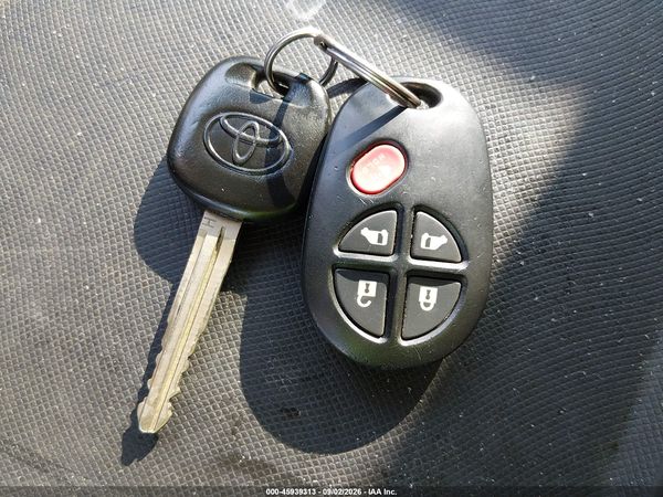 2015 TOYOTA SIENNA LE 8 PASSENGER — I11