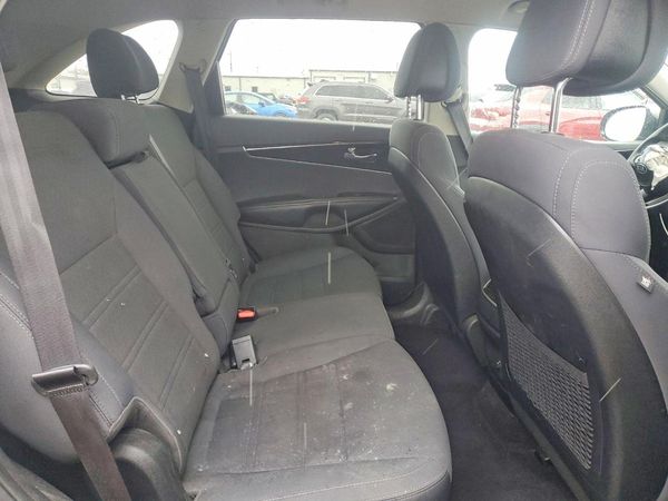 2016 KIA SORENTO L / LX