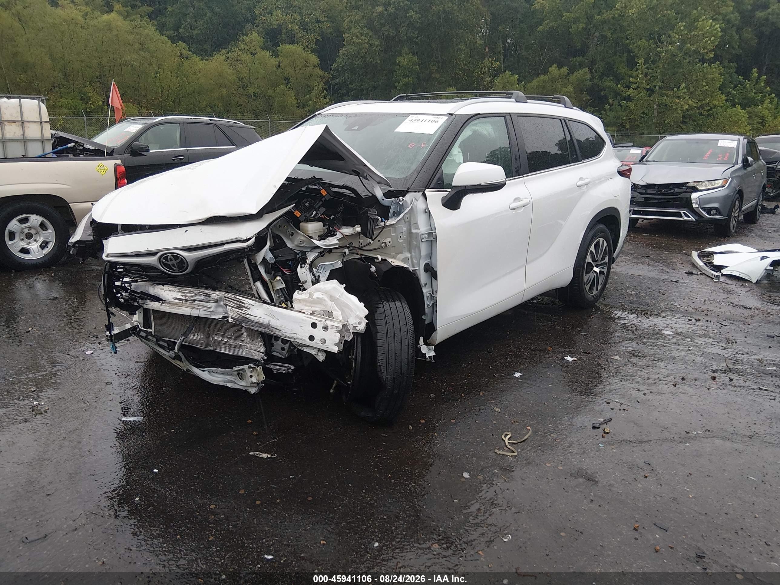 2024 TOYOTA HIGHLANDER XLE — I2