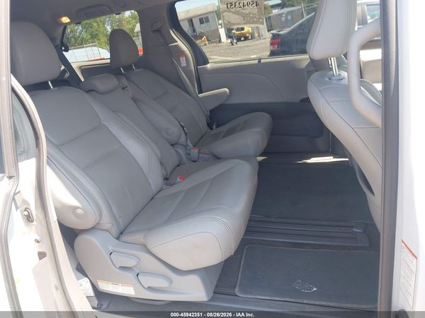 2019 TOYOTA SIENNA XLE 8 PASSENGER — I8