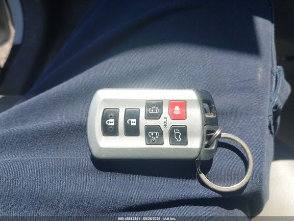 2019 TOYOTA SIENNA XLE 8 PASSENGER — I11