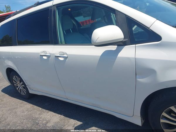 2019 TOYOTA SIENNA XLE 8 PASSENGER — I152