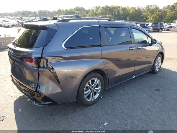 2022 TOYOTA SIENNA XSE — I4