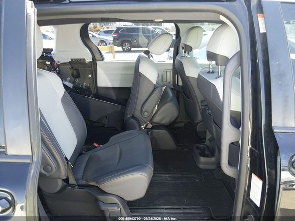 2022 TOYOTA SIENNA XSE — I8