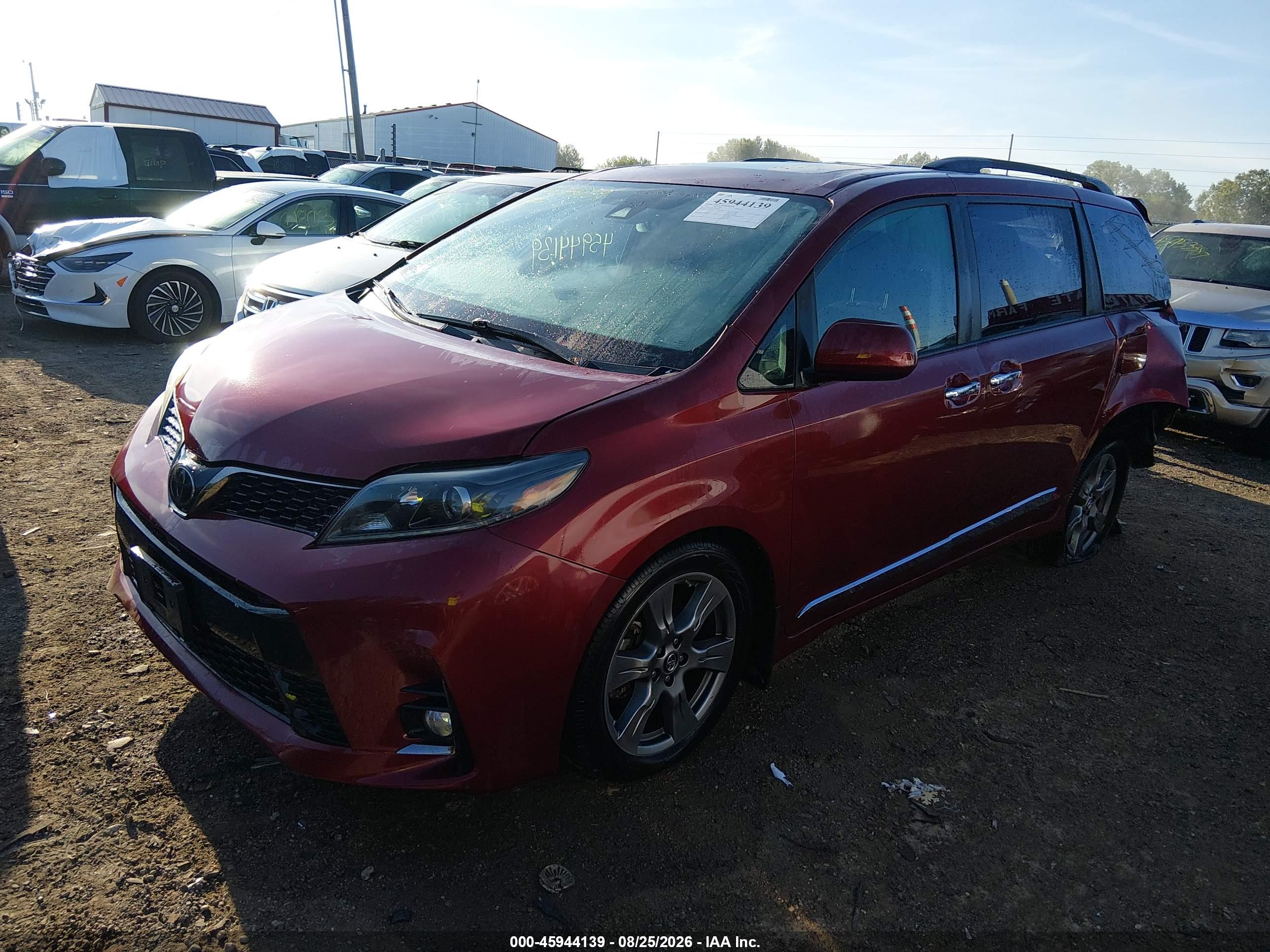 2018 TOYOTA SIENNA SE 8 PASSENGER — I2