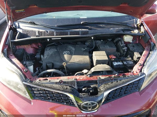 2018 TOYOTA SIENNA SE 8 PASSENGER — I10
