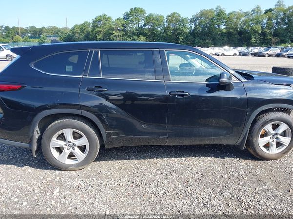 2022 TOYOTA HIGHLANDER LE