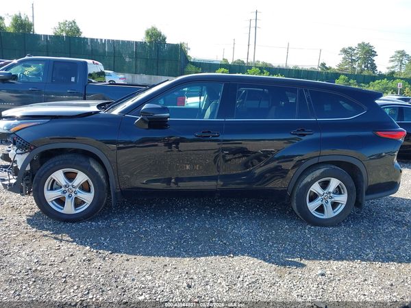 2022 TOYOTA HIGHLANDER LE
