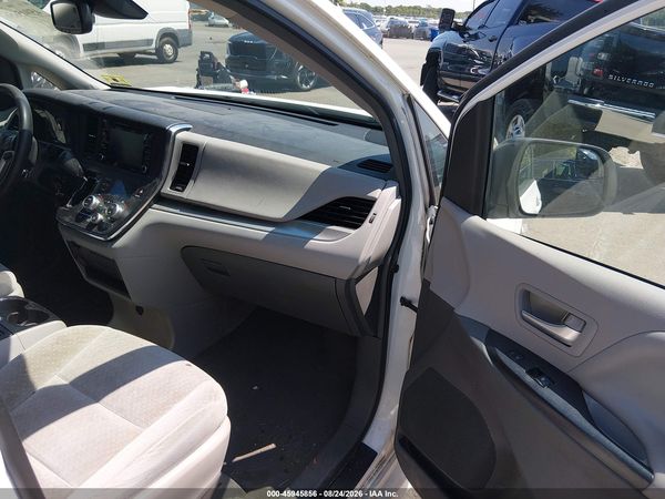 2019 TOYOTA SIENNA LE 8 PASSENGER — I5