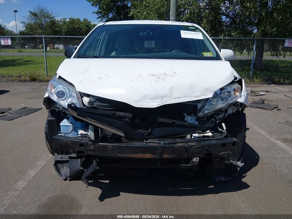 2019 TOYOTA SIENNA LE 8 PASSENGER — I6