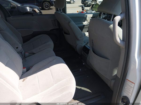 2019 TOYOTA SIENNA LE 8 PASSENGER — I8