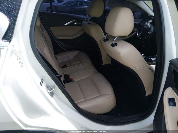 2018 INFINITI QX30 LUXURY — I8