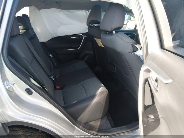 2025 TOYOTA RAV4 XLE — I8