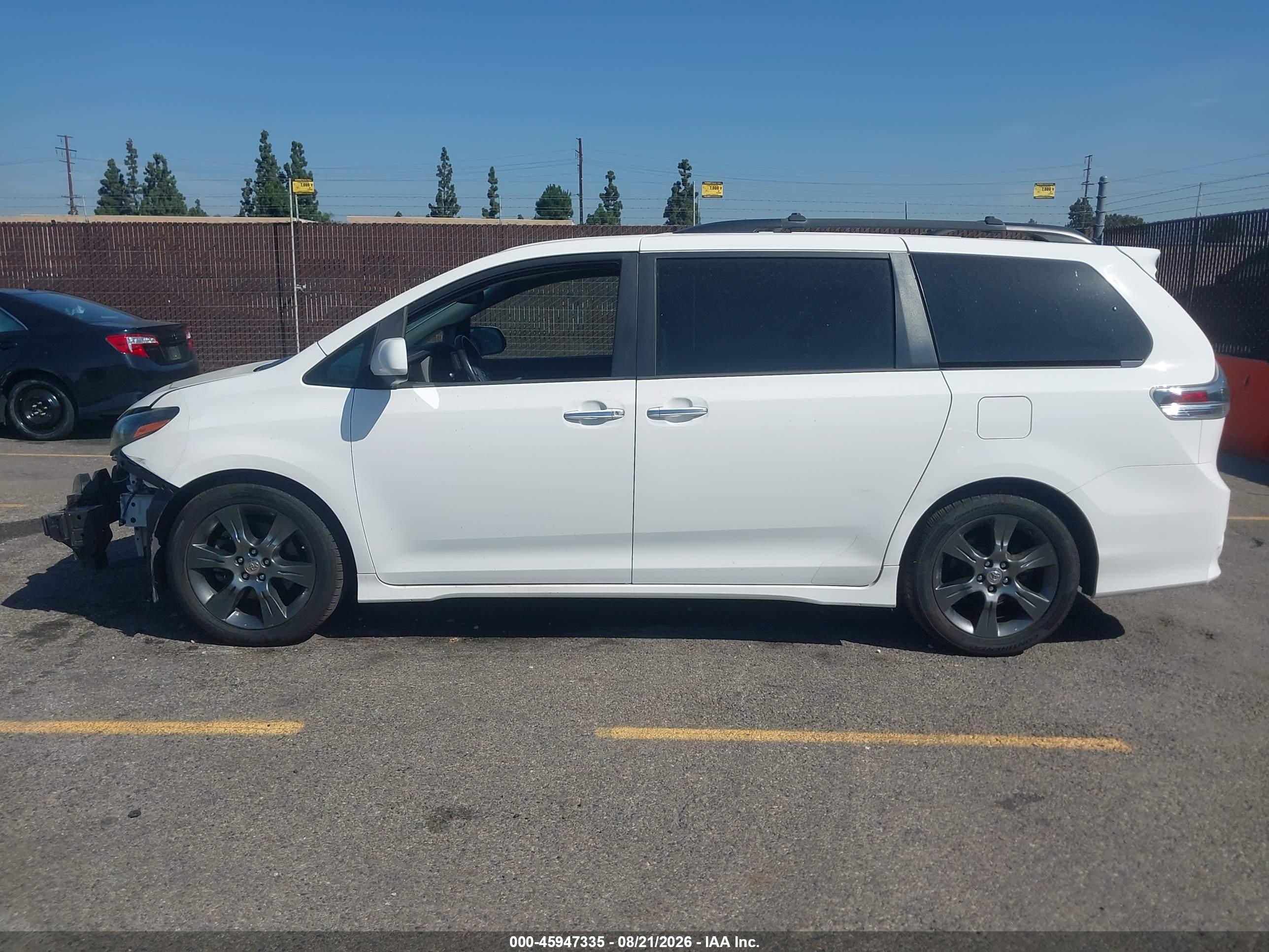 2016 TOYOTA SIENNA SE PREMIUM 8 PASSENGER