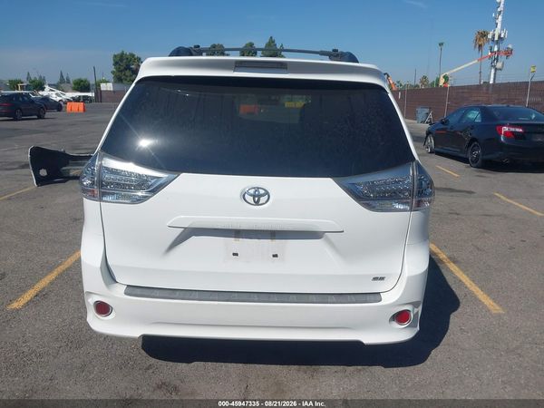 2016 TOYOTA SIENNA SE PREMIUM 8 PASSENGER