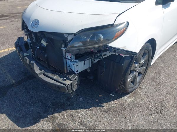 2016 TOYOTA SIENNA SE PREMIUM 8 PASSENGER