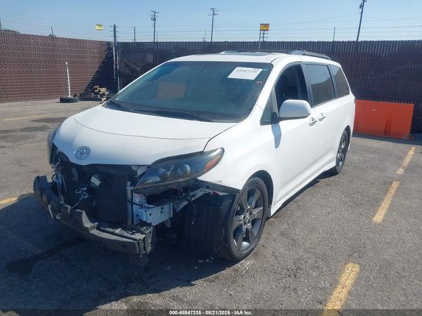 2016 TOYOTA SIENNA SE PREMIUM 8 PASSENGER