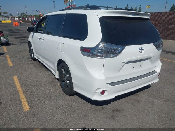 2016 TOYOTA SIENNA SE PREMIUM 8 PASSENGER
