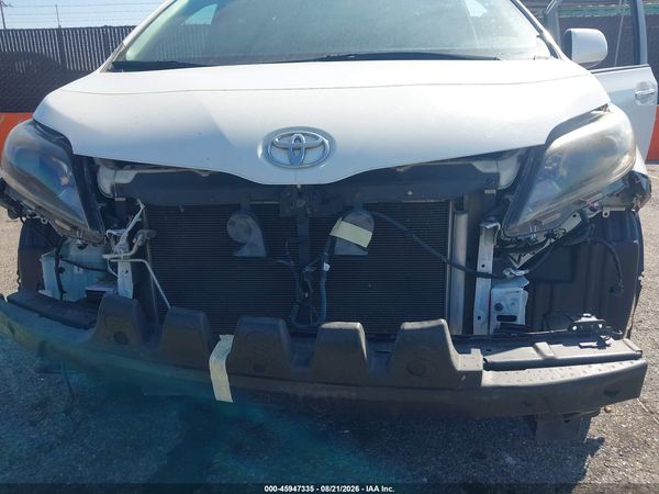 2016 TOYOTA SIENNA SE PREMIUM 8 PASSENGER