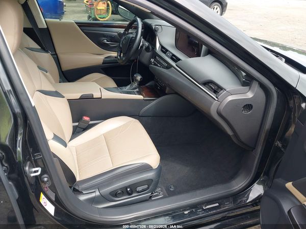 2019 LEXUS ES 300H LUXURY — I5