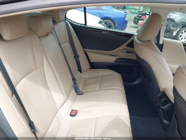 2019 LEXUS ES 300H LUXURY — I8