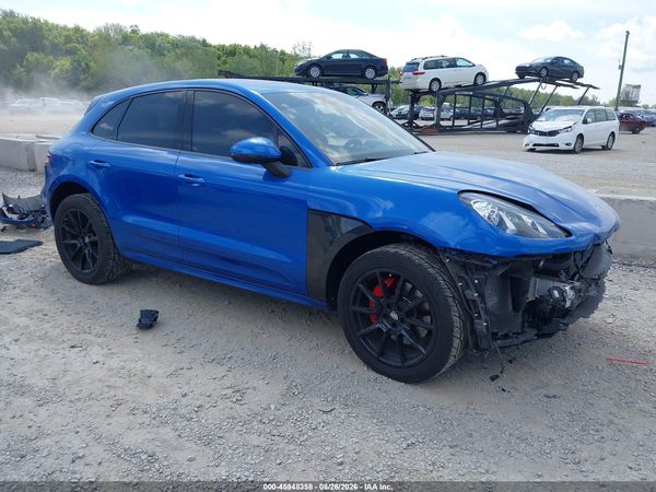 2015 PORSCHE MACAN TURBO — I1