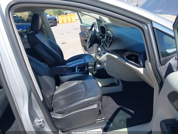 2020 CHRYSLER PACIFICA TOURING L — I5