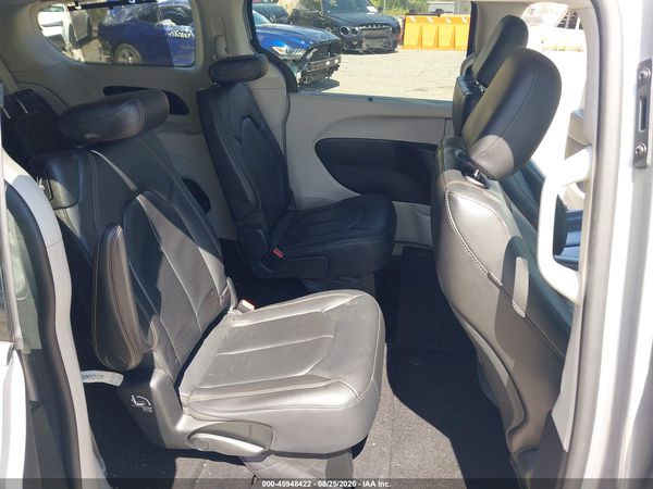 2020 CHRYSLER PACIFICA TOURING L — I8