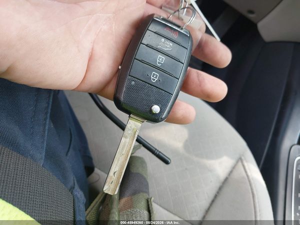 2016 KIA SORENTO 2.4L LX — I11