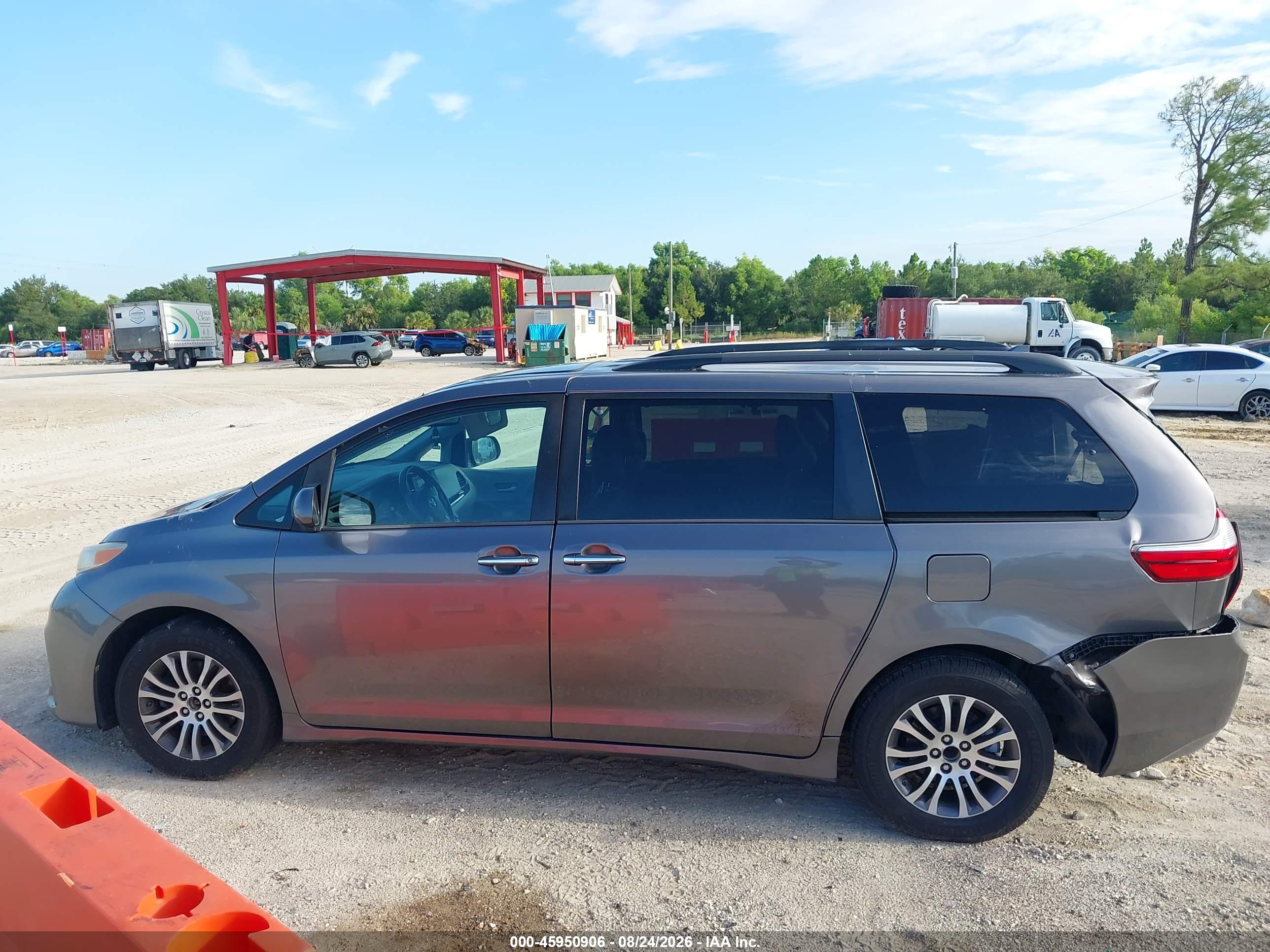 2019 TOYOTA SIENNA XLE 8 PASSENGER